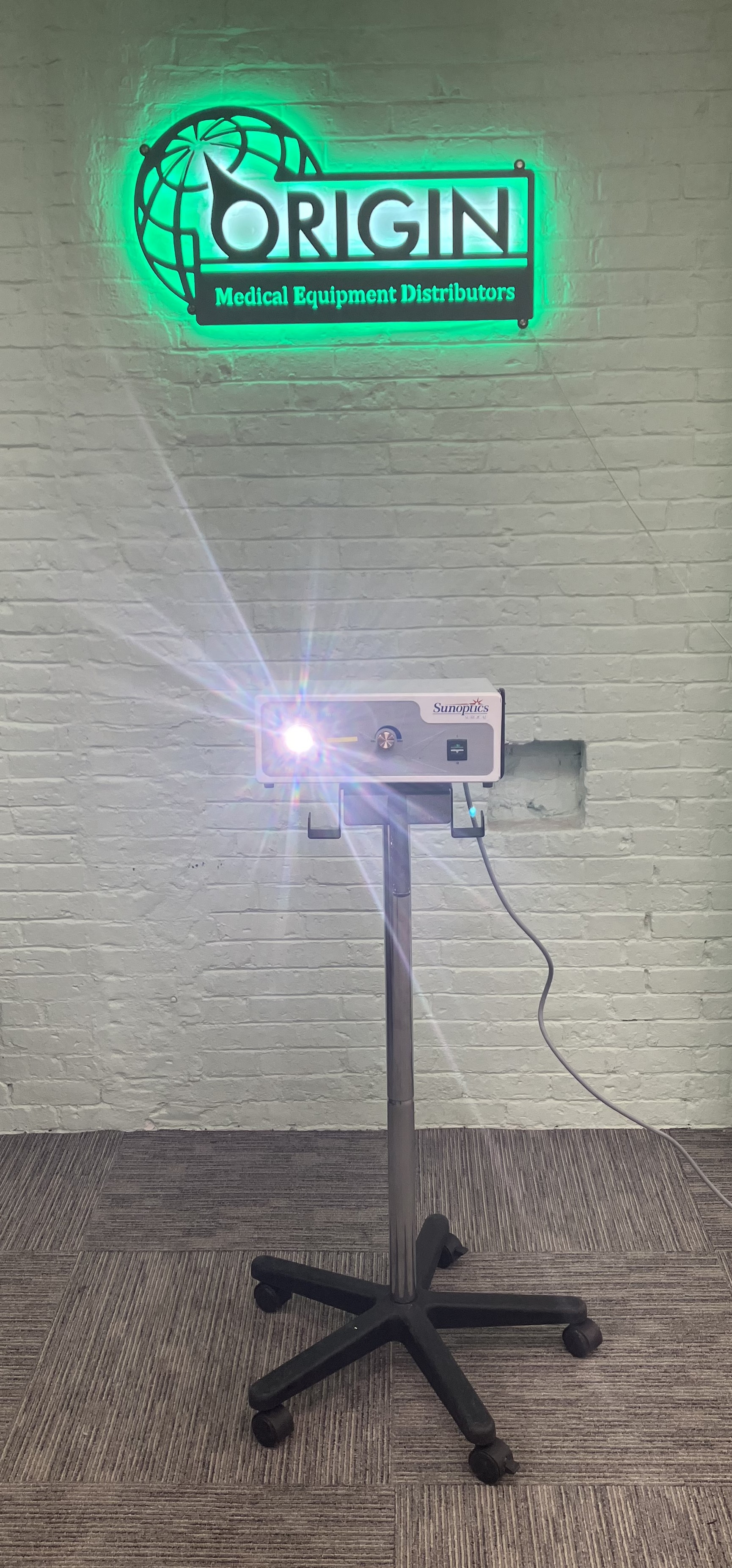 Sunoptics Surgical SolarMaxx 300 Light Source